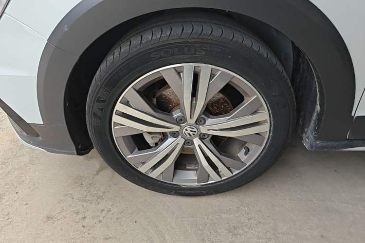 Used Volkswagen C-TREK 2018 230TSI DSG Comfort Model Left Front Wheel Hub