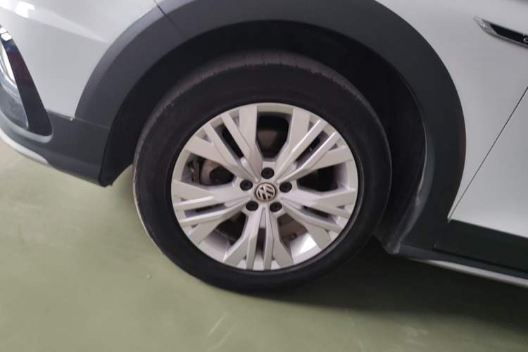 Used Volkswagen C-TREK 2018 1.5L Automatic Comfort Model Left Front Wheel Hub