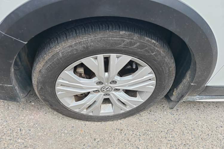 Used Volkswagen C-TREK 2018 230TSI DSG Comfort Model Left Front Wheel Hub
