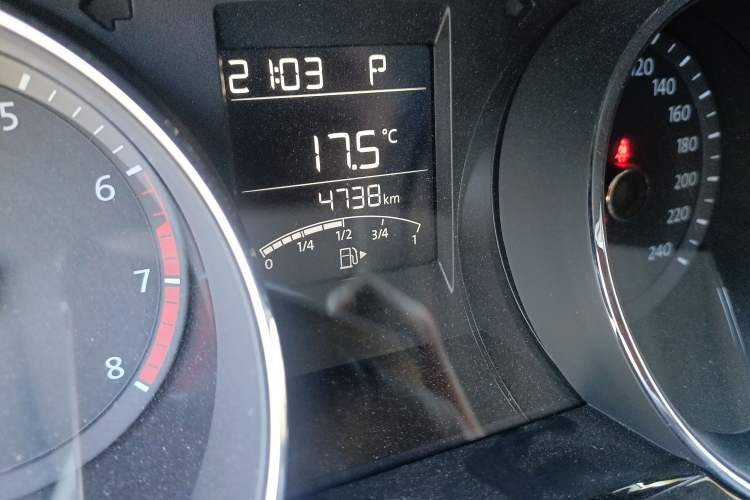 Used Volkswagen C-TREK 2018 230TSI DSG Comfort Model Odometer Close Up