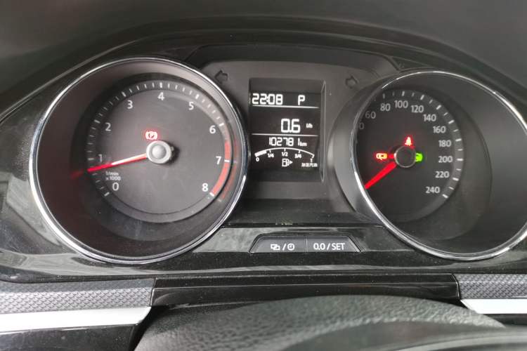 Used Volkswagen C-TREK 2018 230TSI DSG Comfort Model Odometer Close Up