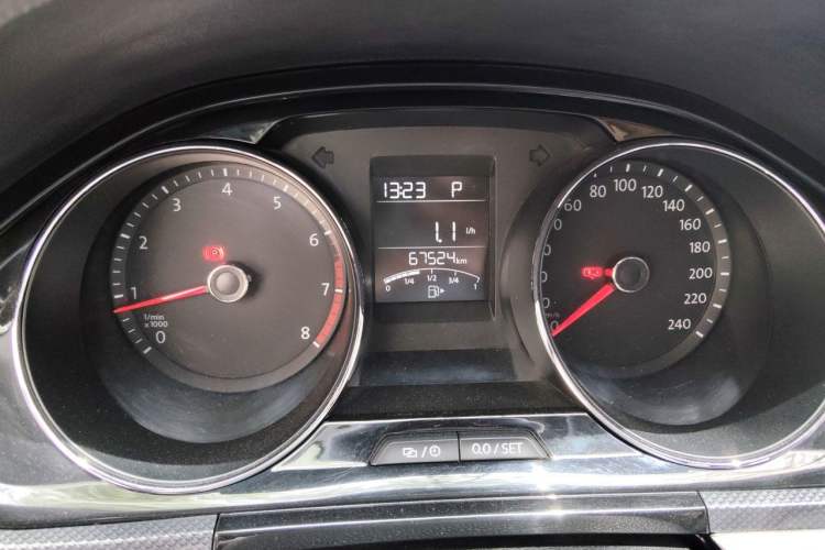 Used Volkswagen C-TREK 2018 230TSI DSG Comfort Model Odometer Close Up