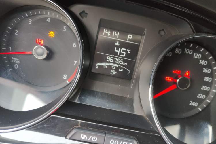 Used Volkswagen C-TREK 2018 230TSI DSG Comfort Model Odometer Close Up