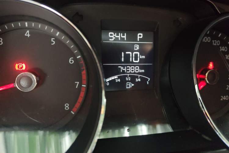 Used Volkswagen C-TREK 2018 230TSI DSG Comfort Model Odometer Close Up