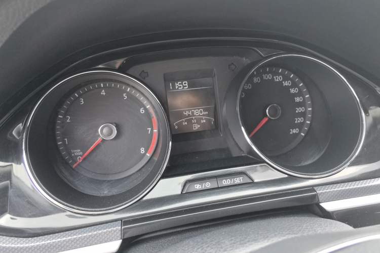 Used Volkswagen C-TREK 2018 230TSI DSG Comfort Model Odometer Close Up