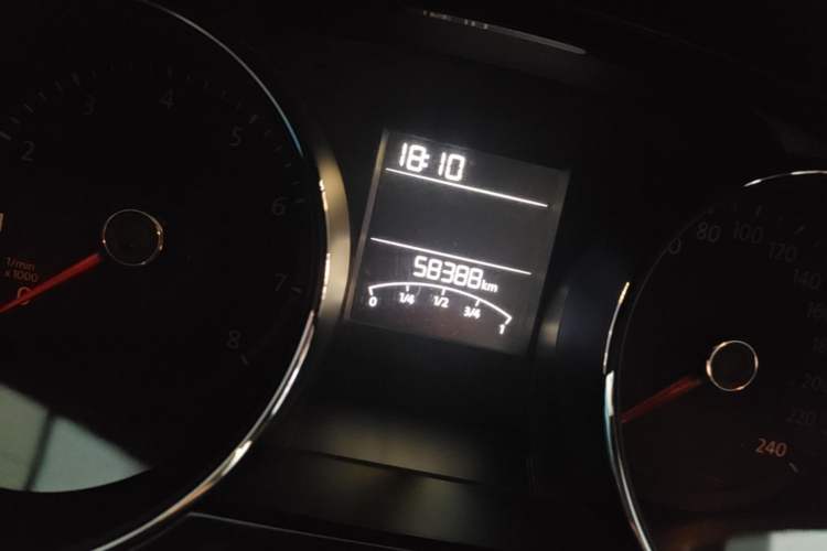 Used Volkswagen C-TREK 2018 230TSI DSG Luxury Version Odometer Close Up