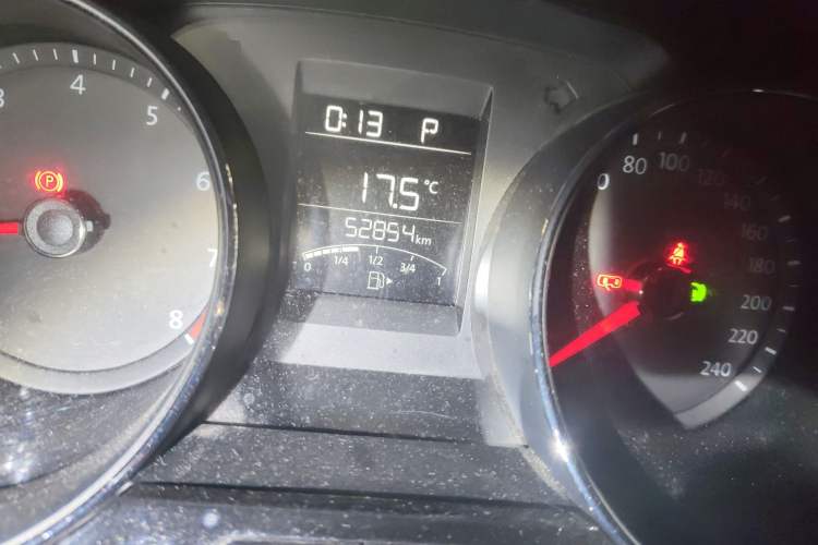 Used Volkswagen C-TREK 2018 230TSI DSG Comfort Model Odometer Close Up