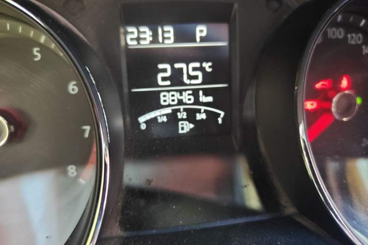 Used Volkswagen C-TREK 2018 230TSI DSG Comfort Model Odometer Close Up