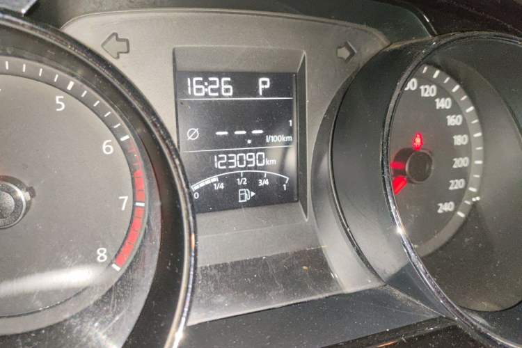 Used Volkswagen C-TREK 2018 230TSI DSG Comfort Model Odometer Close Up