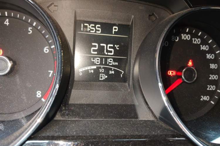 Used Volkswagen C-TREK 2018 230TSI DSG Luxury Version Odometer Close Up