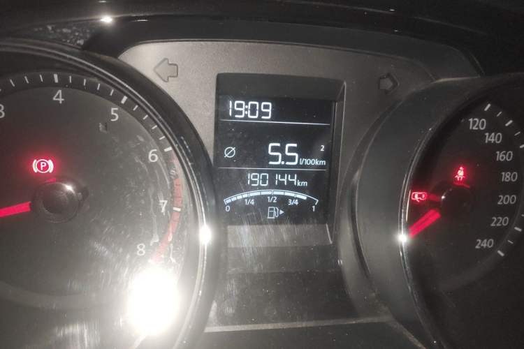Used Volkswagen C-TREK 2018 230TSI Manual Comfort Version Odometer Close Up