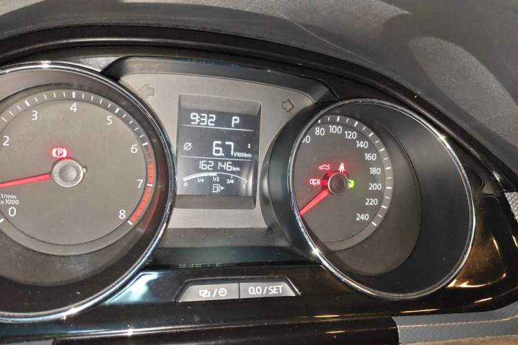 Used Volkswagen C-TREK 2018 230TSI DSG Comfort Model Odometer Close Up