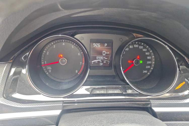 Used Volkswagen C-TREK 2018 230TSI DSG Comfort Model Odometer Close Up