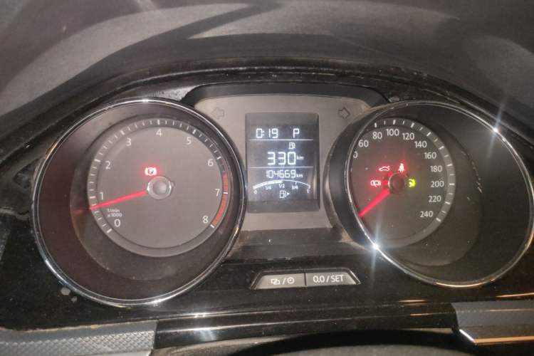 Used Volkswagen C-TREK 2018 230TSI DSG Comfort Model Odometer Close Up