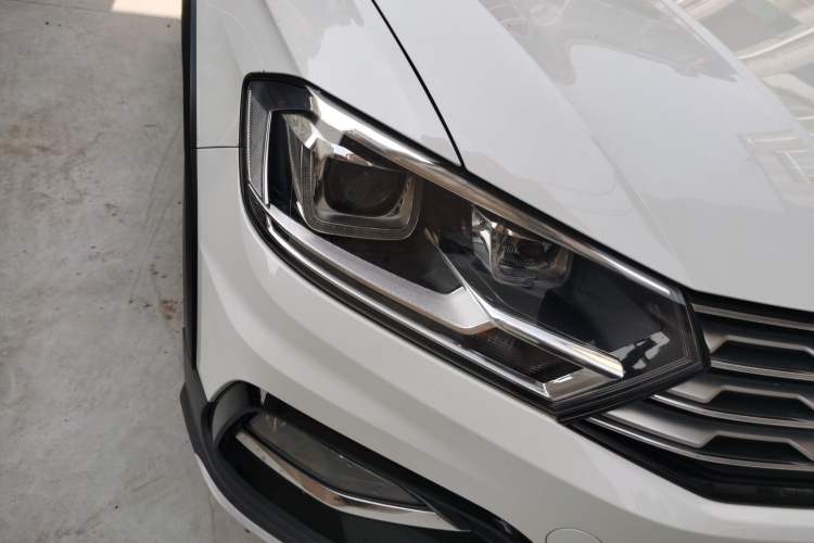 Used Volkswagen C-TREK 2018 230TSI DSG Comfort Model Right Front Headlight