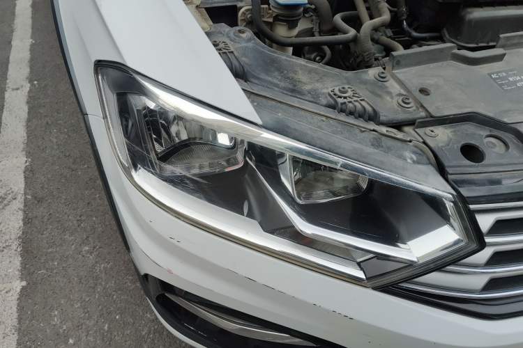 Used Volkswagen C-TREK 2018 230TSI DSG Comfort Model Right Front Headlight