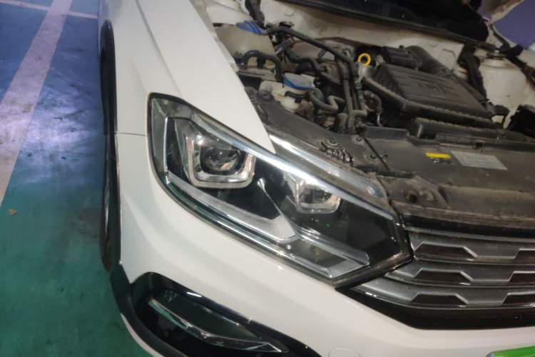 Used Volkswagen C-TREK 2018 230TSI DSG Comfort Model Right Front Headlight