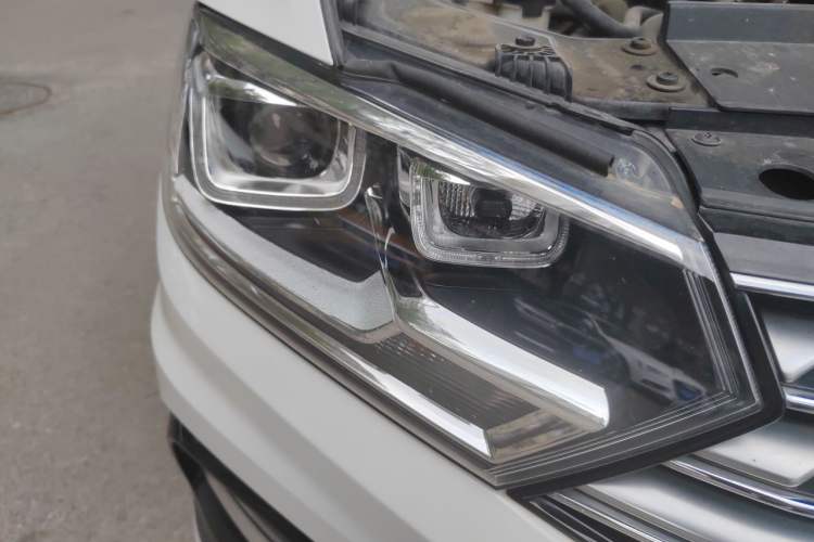 Used Volkswagen C-TREK 2018 230TSI DSG Comfort Model Right Front Headlight