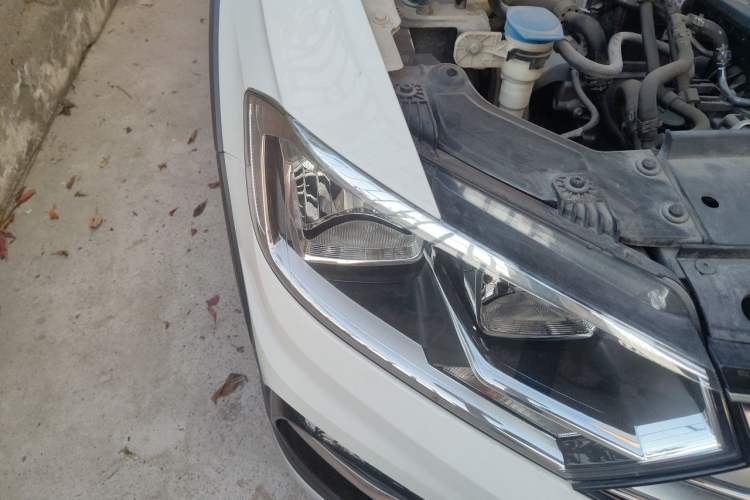 Used Volkswagen C-TREK 2018 230TSI DSG Comfort Model Right Front Headlight