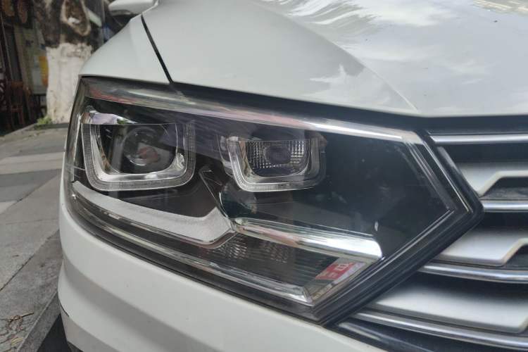 Used Volkswagen C-TREK 2018 230TSI DSG Comfort Model Right Front Headlight