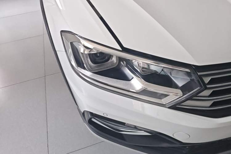 Used Volkswagen C-TREK 2018 230TSI DSG Luxury Version Right Front Headlight
