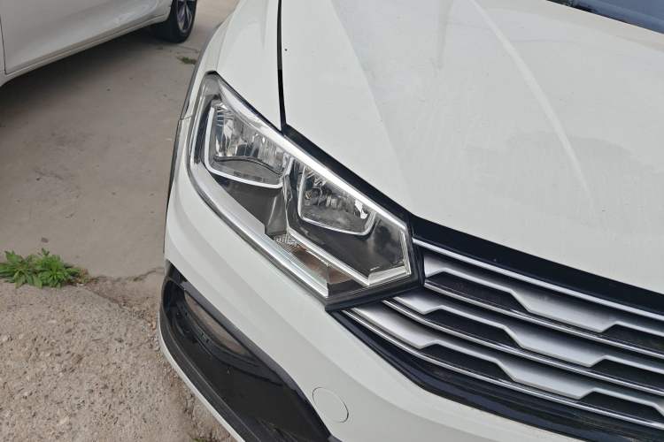 Used Volkswagen C-TREK 2018 1.5L Manual Fashion Model Right Front Headlight
