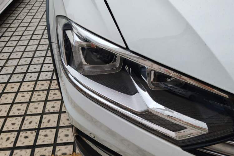 Used Volkswagen C-TREK 2018 230TSI DSG Luxury Version Right Front Headlight