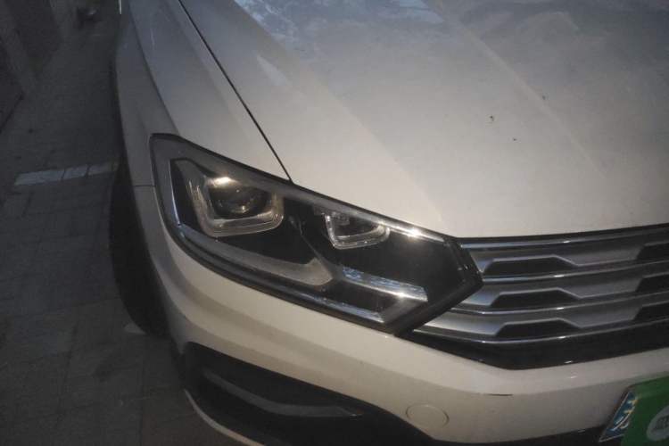 Used Volkswagen C-TREK 2018 230TSI Manual Comfort Version Right Front Headlight