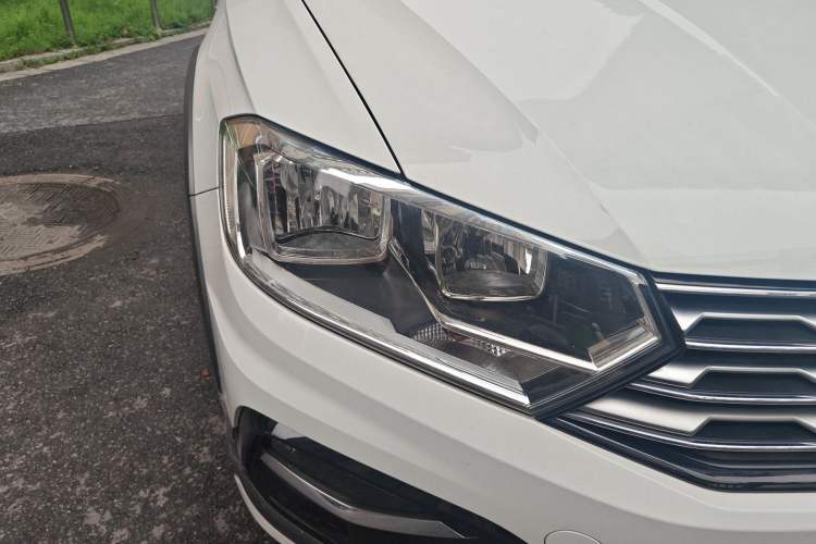 Used Volkswagen C-TREK 2018 1.5L Automatic Fashion Model Right Front Headlight
