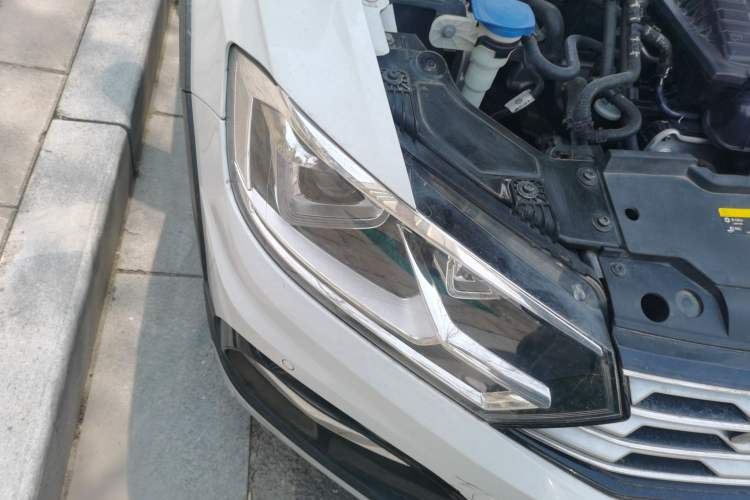 Used Volkswagen C-TREK 2018 230TSI DSG Luxury Version Right Front Headlight