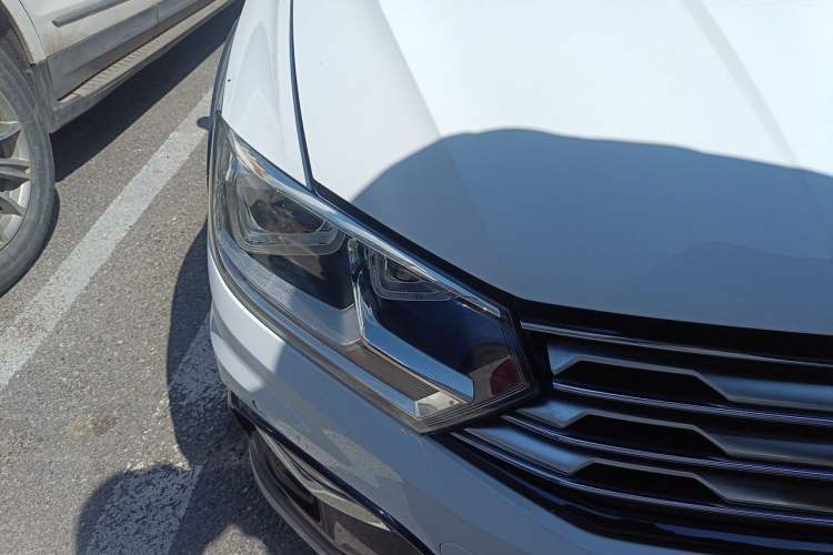 Used Volkswagen C-TREK 2018 230TSI DSG Luxury Version Right Front Headlight