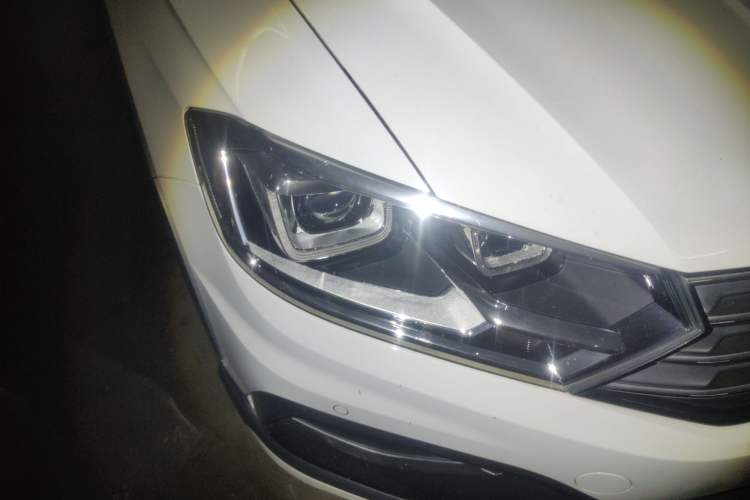 Used Volkswagen C-TREK 2018 1.5L Automatic Luxury Edition Right Front Headlight