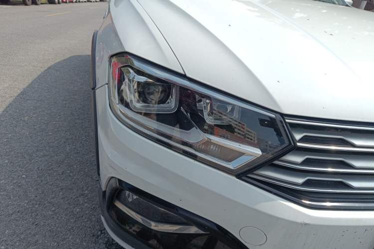 Used Volkswagen C-TREK 2018 230TSI DSG Comfort Model Right Front Headlight