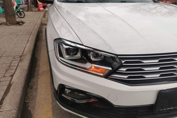 Used Volkswagen C-TREK 2018 1.5L Manual Comfort Model Right Front Headlight