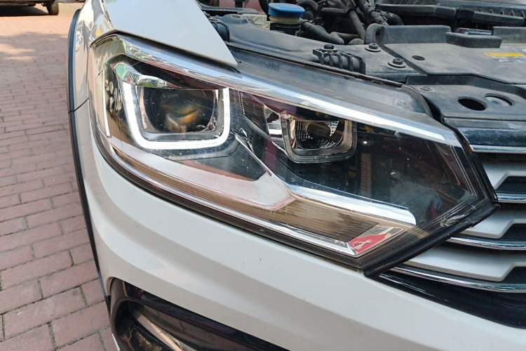 Used Volkswagen C-TREK 2018 230TSI DSG Comfort Model Right Front Headlight