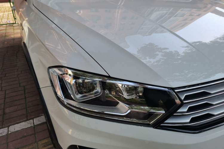 Used Volkswagen C-TREK 2018 1.5L Automatic Luxury Edition Right Front Headlight