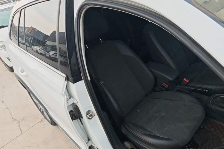 Used Volkswagen C-TREK 2018 230TSI DSG Luxury Version Right Front Seat