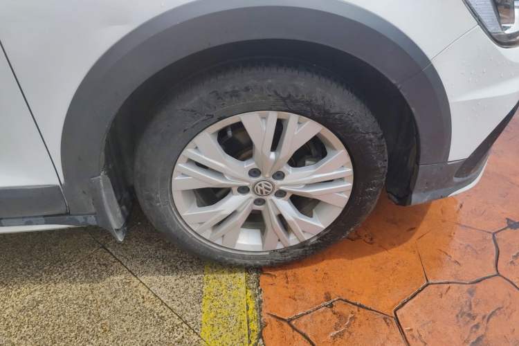 Used Volkswagen C-TREK 2018 1.5L Automatic Comfort Model Right Front Wheel Hub