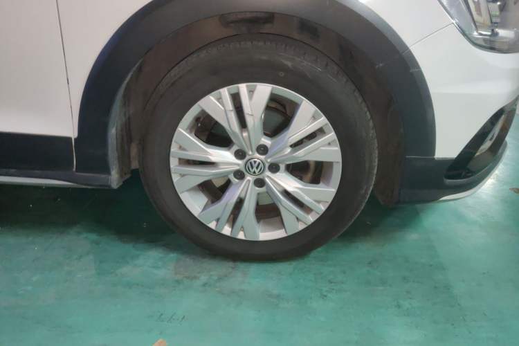 Used Volkswagen C-TREK 2018 230TSI DSG Comfort Model Right Front Wheel Hub