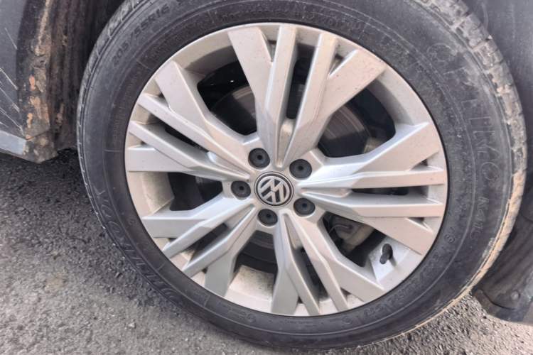 Used Volkswagen C-TREK 2018 230TSI DSG Comfort Model Right Front Wheel Hub