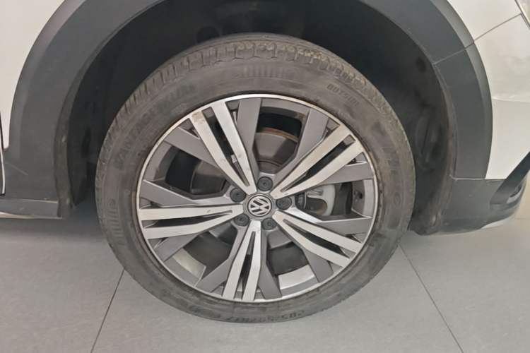 Used Volkswagen C-TREK 2018 230TSI DSG Luxury Version Right Front Wheel Hub