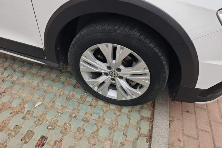 Used Volkswagen C-TREK 2018 230TSI DSG Comfort Model Right Front Wheel Hub