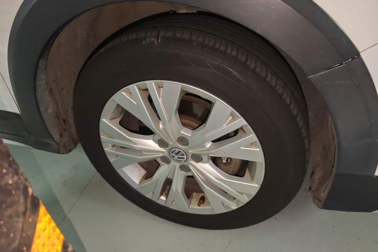 Used Volkswagen C-TREK 2018 1.5L Automatic Comfort Model Right Front Wheel Hub