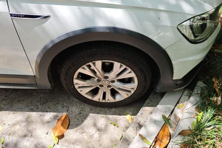 Used Volkswagen C-TREK 2018 1.5L Automatic Comfort Model Right Front Wheel Hub