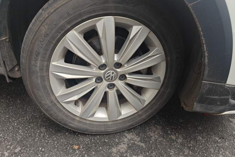 Used Volkswagen C-TREK 2018 1.5L Automatic Fashion Model Right Front Wheel Hub