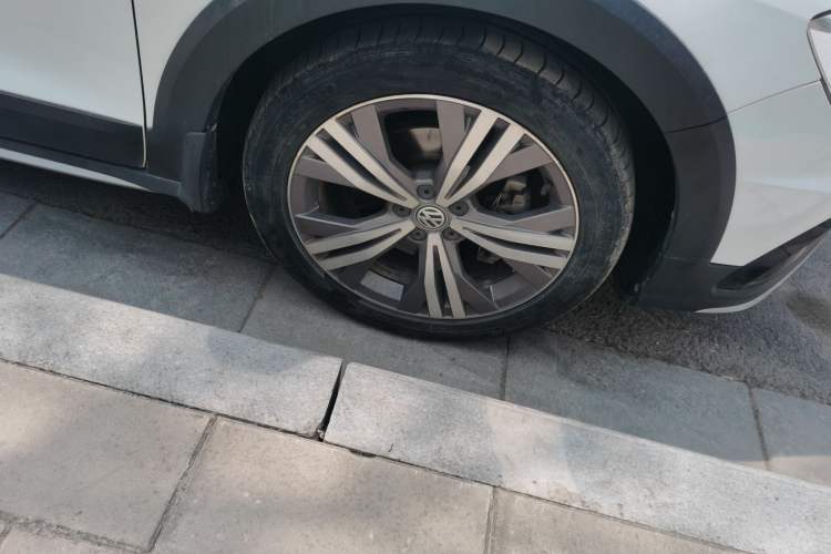 Used Volkswagen C-TREK 2018 230TSI DSG Luxury Version Right Front Wheel Hub