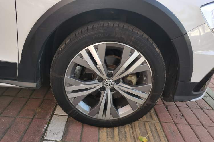 Used Volkswagen C-TREK 2018 1.5L Automatic Luxury Edition Right Front Wheel Hub
