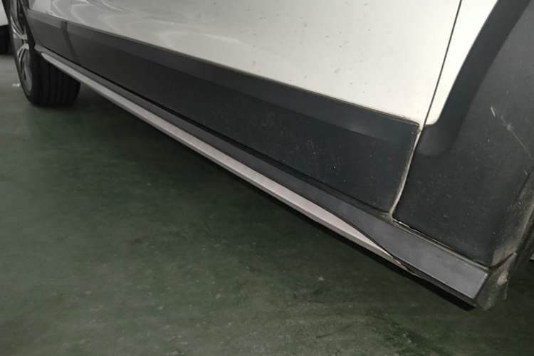 Used Volkswagen C-TREK 2018 230TSI DSG Luxury Version Right Side Sill