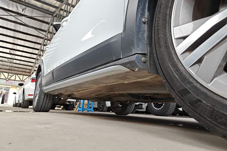 Used Volkswagen C-TREK 2018 230TSI DSG Comfort Model Right Side Sill