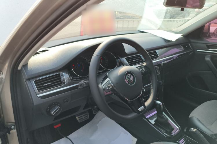 Used Volkswagen C-TREK 2018 1.5L Automatic Comfort Model Center Console